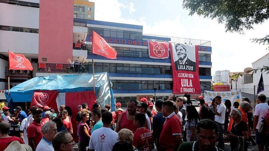 #Lula livre! Pela unidade dos trabalhadores, sem patrões.                    Lula presidente, Boulos vice.                 Fora Temer e suas reformas!