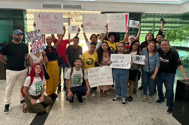 Escola não é quartel! Escola não é prisão! Abaixo o projeto da&nbsp;militarização!